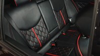 Adapun nuansa yang diminta oleh Ammar adalah hitam yang juga sebagai warna kesukaannya. Namun sebagai pemanisnya, Hardi menyematkan list warna merah sehingga terlihat tampil lebih sporty. Istimewa/Classic Car Interior