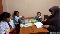 ABCD yang ada di nama sekolah itu adalah istilah untuk menandakan jenis-jenis disabilitas yaitu A untuk anak tunanetra, B untuk anak tunarungu, C untuk anak yang memiliki kemampuan intelegensi di bawah rata-rata dan keterbelakangan mental (tunagrahita) dan D untuk anak tunadaksa.