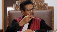 Saat membacakan putusan pengadilan, Hakim Elfian menyebut hak menuntut ganti kerugian yang diajukan pemohon gugur karena telah kadaluarsa.