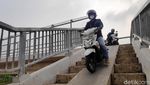 Nekat, Pemotor Lintasi JPO Demi Persingkat Waktu Tempuh