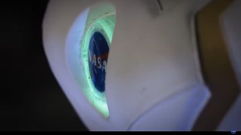 Ini bagian indikator di dada Valkyrie. Mirip dengan hal serupa yang ditemui pada kostum Iron Man atau Ultraman. (Foto: Dok. YouTube NASA Johnson)