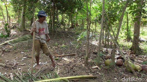 Kisah Kamase Kakek Penyandang Disabilitas Perajin Sapu Lidi