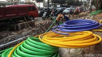 Sejumlah petugas tengah mengerjakan galian kabel di Jalan Margasatwa, Pasar Minggu, Jakarta, Rabu (30/7/2019).