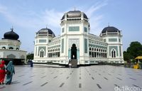 Masjid ini jadi ikonnya Kota Medan (Wahyu Setyo/detikcom)