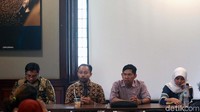 Hadir dalam diskusi tersebut (kiri-kanan) Pusako Univ. Andalas Feri Amsari, Kordiv Korupsi Politik ICW Donal Fariz, Puskapsi Univ. Jember Bayu Dwi Anggono, Puskapoi Univ. Indonesia Hurriyah dan STHI Jentera, Bivitri Susanti.