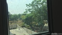 Pemandangan kuburan juga terlihat dari jendela lantai satu gedung rumah susun.