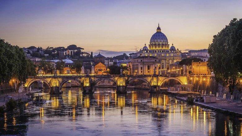 Ilustrasi Kota Roma Iconic landmarks of Rome, Italys ancient capital city, reflecting in the tranquil waters of the River Tiber. ProPhoto RGB profile for maximum color fidelity and gamut.