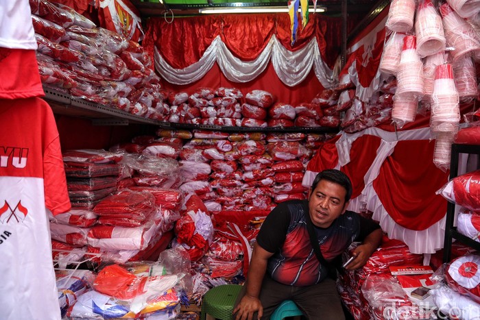 Sejumlah pedagang bendera dan pernak-pernik Kemerdekaan Indonesia berjualan di Pasar Mester Jatinegara,  Jakarta Timur,  Selasa (30/7). Menurut pedangang  mereka telah berjualan sejak tanggal 20 Juli hingga 17 Agustus.  Harga yang ditawarkan pun bervariasi dari harga Rp. 5.000 -Rp. 300 ribu. Menjelang 17 Agustus peringatan hari Kemerdekaan Indonesia,  jumlah pembeli pun semakin banyak seperti membeli bendera, pernak pernik,  umbul-umbul hingga kaos dan topi.