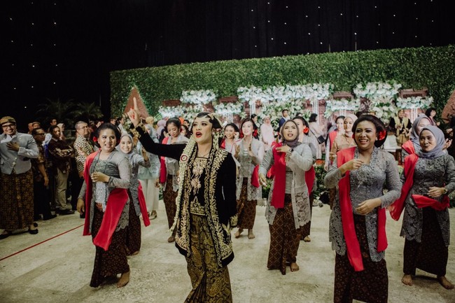 Sulitnya itu kainnya ada bagian di kaki yang harud dibuka jadi agak susah dan gerakan kurang maksimal, overall bisa menghibur teman-teman di situ senang. Emang keringetan parah, tapi paesnya juga bagus nggak ada yang luntur, makeupnya juga masih tetap on. Melatinya itu udah agak jatuh, soalnya aku lumayan heboh pas aku gerak. Kocak tapi senang banget semua orang juga pada bahagia. Aku juga ingin orang-orang bisa enjoy, Cerita Okti Foto: dok. @maknafoto