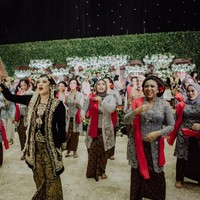 Sulitnya itu kainnya ada bagian di kaki yang harud dibuka jadi agak susah dan gerakan kurang maksimal, overall bisa menghibur teman-teman di situ senang. Emang keringetan parah, tapi paesnya juga bagus nggak ada yang luntur, makeupnya juga masih tetap on. Melatinya itu udah agak jatuh, soalnya aku lumayan heboh pas aku gerak. Kocak tapi senang banget semua orang juga pada bahagia. Aku juga ingin orang-orang bisa enjoy, Cerita Okti Foto: dok. @maknafoto