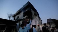 Laporan menyebut pesawat sempat memicu bola api di angkasa saat jatuh menimpa rumah warga. Jatuhnya pesawat ini memicu kerusakan terhadap sejumlah rumah di area tersebut. Foto: AP Photo/Anjum Naveed