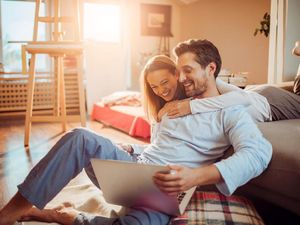 4 Zodiak Ini Suka Pamer Pacar di Instagram, Sampai Dikira Bucin