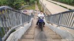 Nekat, Pemotor Lintasi JPO Demi Persingkat Waktu Tempuh