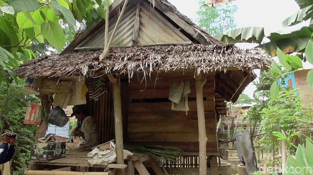 Kisah Kamase Kakek Penyandang Disabilitas Perajin Sapu Lidi