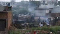 Sebuah pesawat berukuran kecil milik militer Pakistan jatuh ke area permukiman warga di Rawalpindi, Pakistan, pada Selasa (30/7) dini hari sekitar pukul 02.00 waktu setempat. Foto: AP Photo/Anjum Naveed