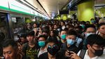 Potret Pendemo Blokir MRT di Hong Kong
