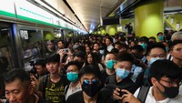 Karena hal ini, banyak penumpang yang merasa was-was karena gangguan perjalanan dan setiap toko yang ada di sekitar stasiun tutup.