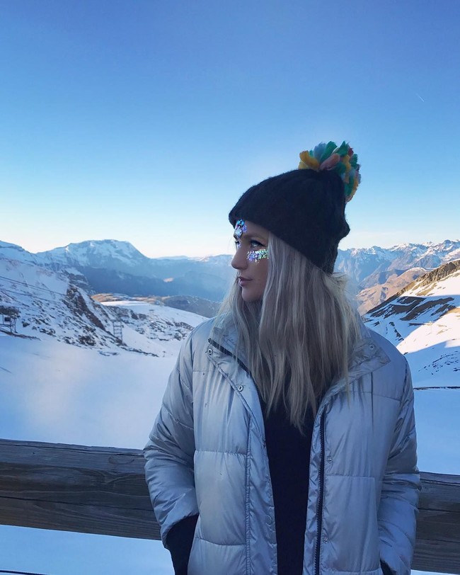 Berawal dari kamar tidur, Jenna Meek dan mantan rekannya Sophie Tea merancang glitter untuk tubuh. Di 2016, keduanya membuat perusahaan bernama The Gypsy Shrine.  Foto: dok. Instagram