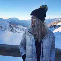 Berawal dari kamar tidur, Jenna Meek dan mantan rekannya Sophie Tea merancang glitter untuk tubuh. Di 2016, keduanya membuat perusahaan bernama The Gypsy Shrine.  Foto: dok. Instagram