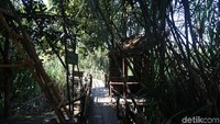 Jembatan dan pondok dari bambu sudah mulai dibuat (Shinta Angriyana/detikcom)