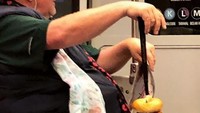 Takut lapar di dalam perjalanan, penumpang ini gunakan tongkatnya untuk mengisi bagel-bagel yang disukainya. Wah apa tidak takut kotor ya bagelnya? Foto: Boredpanda