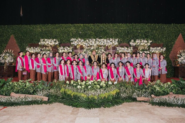 Meskipun sempat khawatir dan harus menahan berat karena masih memakai atribut pernikahan adat Jawa seperti konde dan kembang goyang, Okti merasa senang bisa menghibur para tamu undangan di pernikahannya. Ia pun mendapatkan banyak komentar positif bahwa pernikahannya itu tetap bisa menjaga budaya, tetapi ada unsur menghiburnya. Foto: dok. @maknafoto