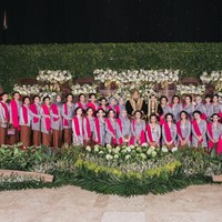 Meskipun sempat khawatir dan harus menahan berat karena masih memakai atribut pernikahan adat Jawa seperti konde dan kembang goyang, Okti merasa senang bisa menghibur para tamu undangan di pernikahannya. Ia pun mendapatkan banyak komentar positif bahwa pernikahannya itu tetap bisa menjaga budaya, tetapi ada unsur menghiburnya. Foto: dok. @maknafoto