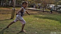 Taman ini menjadi lokasi bermain alternatif bagi warga Jakarta dan sekitarnya.