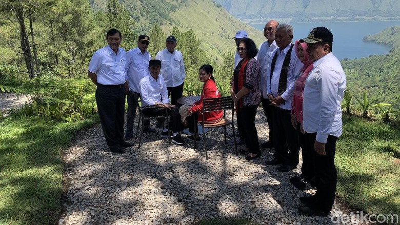 Jokowi Ajak Iriana Tinjau Lokasi Glamour Camping di Tobasa Jokowi Ajak Iriana Tinjau Lokasi Glamour Camping di Tobasa