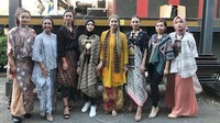 Baru-baru ini ia bersama keluarganya menjadi salah satu pengisi acara untuk menunjukan busana khas Indonesia di Swedia. Dok. Pribadi