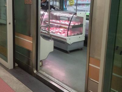 Bawa Meja hingga Buka Kantin di Kereta, Ini Foto Kocak Penumpang Kereta