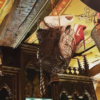 Bar Ini 'Sandera' Sepatu Pengunjung Agar Mereka Tak Curi Gelas Bir