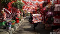 Jalanan di kawasan para berubah menjadi merah putih oleh bendera dan umbul-umbul HUT RI.
