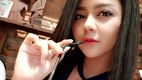 Berbeda dengan rekan sesama biduan lainnya, Jenita Janet justru penyuka minuman manis kekinian yang hits. Apa lagi kalau bukan Thai tea! Foto: Instagram