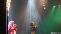 Tak hanya bernyanyi, para aktor juga menari dan kadang berinteraksi dengan para penonton. Mereka akan datang mendekat ke meja penonton, juga sampai mengajak penonton duet ke atas panggung. (Syanti/detikcom)