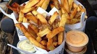 Pommes frites adalah kudapan populer asal Belgia. Kentag goreng gurih ini bisanya disajikan dengan saus khas Belgia atau saus sambal dan mayonaise. Foto: istimewa