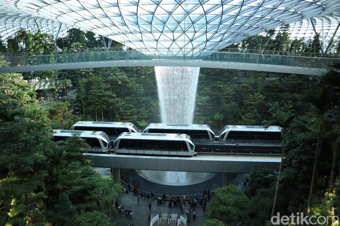 Air terjun indoor tertinggi di dunia di Jewel Changi.