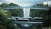 HSBC Rain Vortex setinggi 40 meter menjadi air terjun indoor tertinggi di dunia. Lokasinya di tengah area Jewel, Bandara Changi, Singapura (Randy/detikcom)