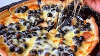 Pizza yang dikenal dengan rasa gurih, bagaimana jadinya jika ditambah topping boba rasa manis? Foto: Istimewa