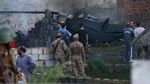 Detik-detik Pesawat Militer Pakistan Jatuh Menimpa Rumah Warga
