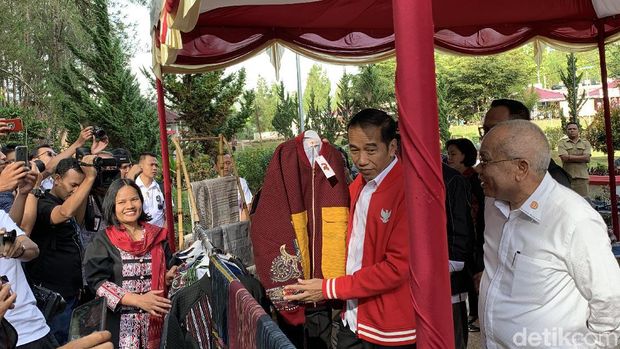Tinjau Wisata Salib Kasih, Jokowi Beli Jaket Ulos Rp 2,5 Juta