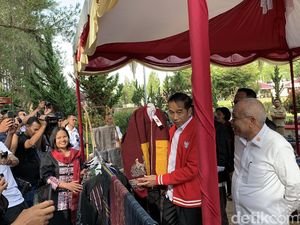 Makna di Balik Ulos Sibolang Rasta yang Dibeli Jokowi Untuk Menteri Basuki