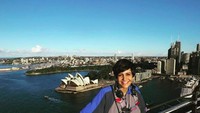 Senyum cantiknya saat berada di Sydney, Australia. (mandirabedi/Instagram)
