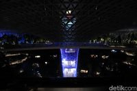  Pertunjukan cahaya di HSBC Rain Vortex, Jewel Changi (Randy/detikcom)
