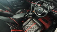 BMW 320 milik Ammar Zoni direstorasi di bagian jok dan door trim. Modifikatornya, Hardianto yang juga owner Classic menyebut, proyek mobil Ammar Zoni ini menggunakan kulit original asal Italia, dengan model jahitan terbaru dari CNC. Istimewa/Classic Car Interior.