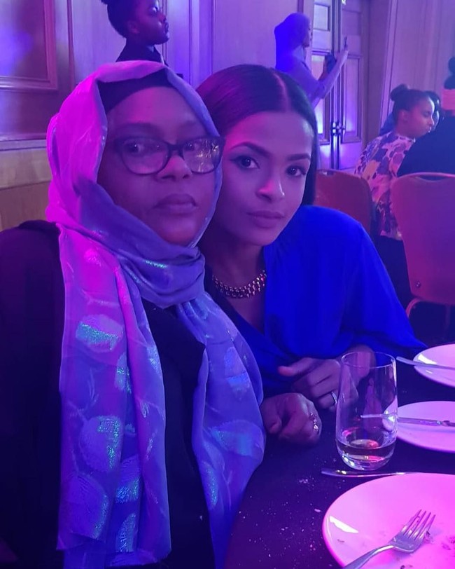 Perjalanan karier Ramla sebagai petinju sempat tersendat lantaran mendapat penolakan dari keluarganya. Mereka bilang kamu harus berhenti. Kenapa kamu memperlihatkan auratmu? Ini bukan untuk perempuan muslim, tinju itu olahraga pria. Apa kata orang nanti? ungkap Ramla sembari menirukan perkataan sang ibu. Foto: Dok. Getty Images, Instagram