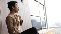 Aby mengatakan dirinya bisa keluar dari penampilan wanita karena dukungan keluarga dan juga sahabatnya saat ini.