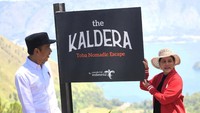 Presiden Joko Widodo (Jokowi) didampingi Ibu Negara Iriana meninjau lokasi glamour camping alias glamping di kawasan Toba Samosir (Tobasa), Sumatera Utara, Senin (30/7/2019).