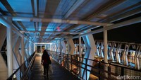 Tampilan skybridge yang dibuat elegan dengan lantai semen dan atap yang bagus juga membuat para penumpang TransJakarta dan LRT akan semakin dimanjakan.