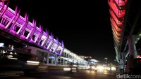 Lampu warna-warni yang menyala pada malam hari, menambah cantik jembatan tersebut.